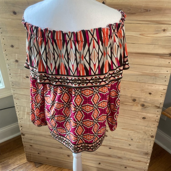 Off the shoulder geometric print top. Chico’s size 1 - Picture 4 of 5